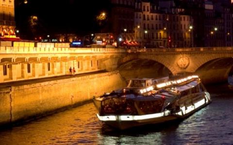The Bateaux Mouches !!! Unforgettable dinner cruise For New Year’s Eve in Paris !