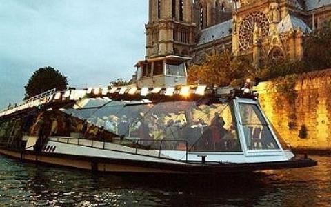 The Bateaux Mouches !!! Unforgettable dinner cruise For New Year’s Eve in Paris !