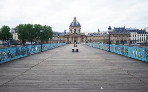 Street Art Painting Instead Of The Cadenas D Amour At The Pont Des Arts