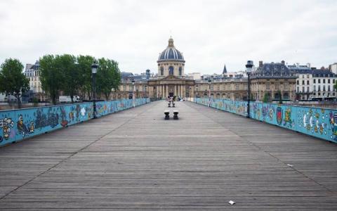 Street Art painting instead of the Cadenas D'amour at The Pont des Arts