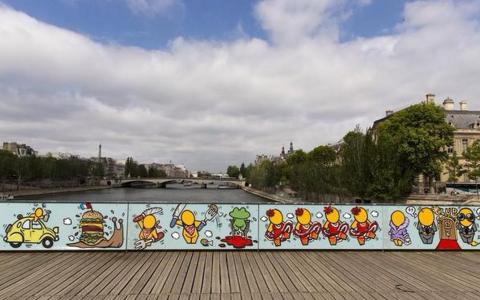 Street Art painting instead of the Cadenas D'amour at The Pont des Arts