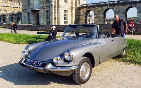 Get ready to cross Paris on a vintage car