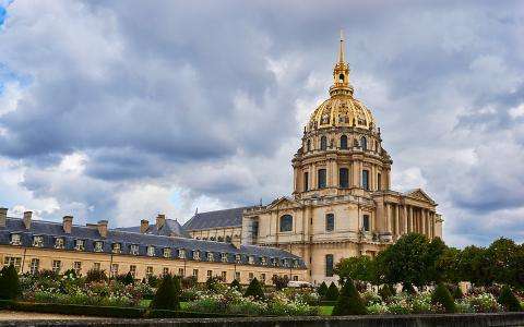 Visit the Army Museum and the Invalides monument
