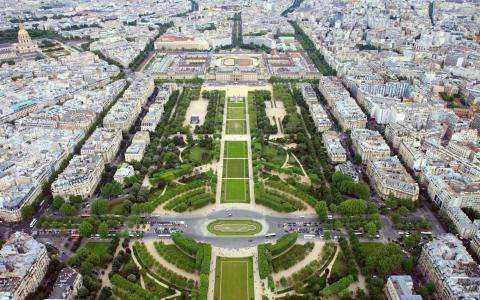 April in Paris: The Return of Grand Walks Around the Champ-de-Mars