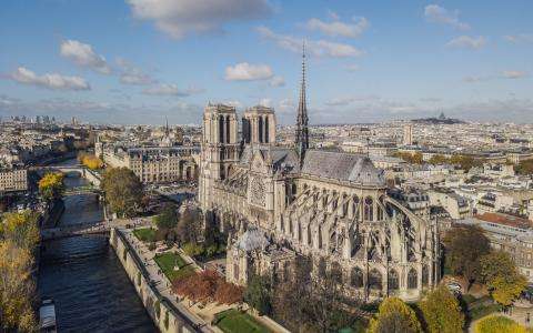 Escapade Parisienne en Hiver : Découvrez la Magie de Paris depuis l'Hôtel La Motte-Picquet et la Réouverture de Notre-Dame de Paris